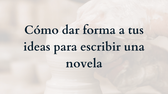 Tu cabeza ha hecho clic y te ha venido una idea para una novela que te parece fabulosa. Pero ¿ahora qué? Si tienes experiencia escribiendo novelas, sabrás que el proceso no es tan sencillo como sentarte y esperar que los dedos vuelen solos por el teclado. Si eres novata, saber por dónde empezar seguro que te resulta complicado y que te aturulles muy deprisa, bien porque te atiborras de información y quieres empezar por todas partes a la vez o justo lo contrario, al tener tantas posibilidades, saber por dónde empezar a construir tu novela te paraliza. En cualquier caso, hay que darle forma a esa idea para pegar poco a poco todos los elementos que componen una novela y construir una historia bien cimentada y estructurada que haga volar la imaginación de las lectoras. Vamos a ver cuatro puntos de partida para empezar a construir tu manuscrito. Si tu idea es un personaje Empieza por lo sencillo, es decir, sus características básicas. Cómo se llama, cómo es su aspecto físico, dónde vive, a qué se dedica. Y luego dale tridimensionalidad añadiendo capas más profundas y psicológicas. Por qué hace lo que hace, cómo siente, cuáles son sus valores, qué miedos y ambiciones tiene, cuáles son sus conflictos internos, etc. Por último, añade detalles específicos para darle una personalidad más marcada, como muletillas al hablar, vicios, gestualidad, cómo viste, cómo pasa su tiempo libre. También puedes pensar en cómo se relaciona con los demás y cómo estas relaciones influyen en su carácter y en su presente. En mis mentorías siempre les digo a mis autoras que piensen un pasado para los personajes principales. No siempre es fácil, pero considero que es un aspecto muy importante porque lo que vivimos en nuestra infancia y en nuestra juventud nos marcan para siempre, tanto para bien como para mal. Y eso define cómo nos relacionamos con los demás en nuestra edad adulta. Desmontando a Carter nació de un personaje que quería que fuera tanto protagonista como antagonista, porque todos sus miedos y conflictos provienen de sí mismo. A partir de él, creé un mundo a su medida, con personajes secundarios que hicieran de balanza y con una pareja que fuera un espejo de lo bonito que él podía llegar a ser. Si tu idea es un lugar Puede que nunca hayas estado allí, que lo hayas visto en la tele o que alguien te haya hablado de él. Yo nunca he estado en Escocia, pero cuando leí Forastera, las ganas de recorrer aquellos parajes se me colaron tan adentro que hoy todavía lo tengo en mi lista de lugares imprescindibles que visitar antes de morir. Empieza preguntándote por qué te atrae ese lugar en concreto, qué es lo que más te llama la atención, qué sensaciones te despierta. ¿Hay ruinas? ¿Es una playa? ¿Un edificio antiguo abandonado? Descríbelo, no solo de forma objetiva contando cómo es a simple vista, sino también desde tus sentidos, cómo huele, qué siente tu piel, qué se oye… Los lugares y escenarios son importantísimos y es uno de los aspectos que menos se trabajan en novela romántica, en general. Cuando los paisajes son parte de la trama, se da una visión mucho más completa de lo que sucede y te mete mucho más dentro de la historia, que es de lo que se trata. La enriquecen. En Tras el largo invierno, la documentación sobre Dawson y la forma de vida en las minas de oro del Yukón canadiense fueron fundamentales para que la acción tuviera la máxima coherencia. Se convirtió en un personaje más de la novela y añadió valor a la historia que cuenta. Así que ya sabes, que no te limite el que nunca hayas pisado ese lugar. Investiga sobre su historia, su forma de vida, sus gentes, sus costumbres. Es posible que durante el transcurso de tu investigación encuentres detalles que incentiven tu creatividad y que te ayuden a desarrollar la historia que quieres contar. Si tu idea es un tema También puede ser que quieras hablar de un tema en concreto. A mí me gusta hablar de la búsqueda de la felicidad, de no acomodarse, de la valentía de cambiar de vida si no te gusta. Son temas recurrentes en mis novelas porque creo que no hay nada más importante en la vida que intentar ser feliz. Feminismo, fidelidad, traumas familiares, complejos físicos… El catálogo de temas de los que puedes hablar es superamplio, por no decir infinitos. Y no importa que haya ochenta mil libros que hablen de lo mismo porque ninguno de ellos está contado por ti, desde tu visión y tu experiencia. En este caso, al igual que ocurre con los lugares, documentarse e investigar sobre lo que quieres hablar es un paso que no te puedes saltar si quieres que tu novela sea coherente y verosímil. Esto es superimportante. Da igual que tu historia se desarrolle en un mundo distópico o de fantasía o de lo que salga de tu mente, las lectoras tienen que creérselo porque, en el momento en el que abuses de la serendipia o la casualidad, van a desconectar de lo que están leyendo y lo más probable es que abandonen la lectura. Para desarrollar una novela a partir de un tema, empieza preguntándote por qué quieres hablar de ello. También puedes elegir un tema porque esté de moda y quieras volcar cómo lo ves tú, eso ya depende de ti. Cuando hayas reflexionado sobre ello, piensa a quién le sucede eso que quieres contar, por qué le sucede y dónde. A partir de ahí, ya tienes tres líneas nuevas de investigación en las que profundizar y desarrollar. Si tu idea es una imagen cotidiana Solemos ser animales de costumbres fijas y de rutinas. Yo hago todos los días los mismos caminos para ir al cole y a las actividades extraescolares; salirme de ellos hasta me molesta. Es normal cruzarte con la misma gente que también lleva a sus hijos al cole o va a trabajar, o ver las mismas situaciones, como el panadero que aparca en un callejón peatonal obturando el paso de los viandantes para llevar el pan de la furgoneta a la tienda, o la chica que abre la persiana de la farmacia todas las mañanas a la misma hora. Tal vez, ese repartidor que todos los días descarga en el bar de la esquina y que siempre tiene cara triste oculte una historia detrás. ¿Quién es? ¿Por qué parece infeliz? ¿Por qué trabaja ahí? O esa pareja que parece que discute en mitad de la calle. Él gesticula enfadado y se da la vuelta para alejarse mientras ella se cruza de brazos y lo sigue cabizbaja. ¿Qué ha pasado ahí? ¿Tienen una relación tóxica? ¿O él se ha enterado de que ella le ha mentido y está decepcionado? Como ves, el salseo está en cualquier sitio, solo hay que aderezarlo haciéndote preguntas que dejen volar tu imaginación y tendrás el esbozo de una novela.